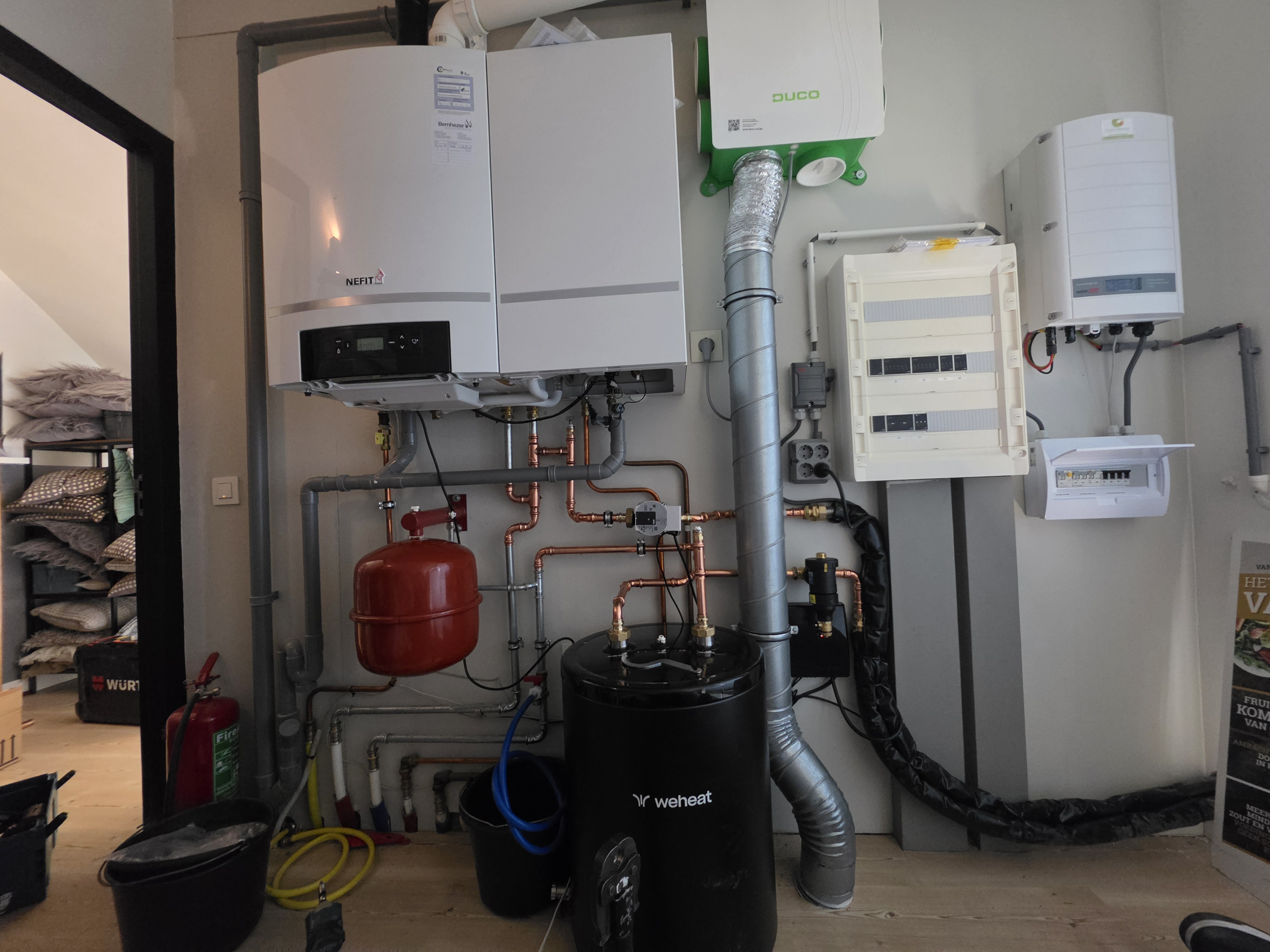 Technische ruimte met klimaat- en verwarmingsinstallatie