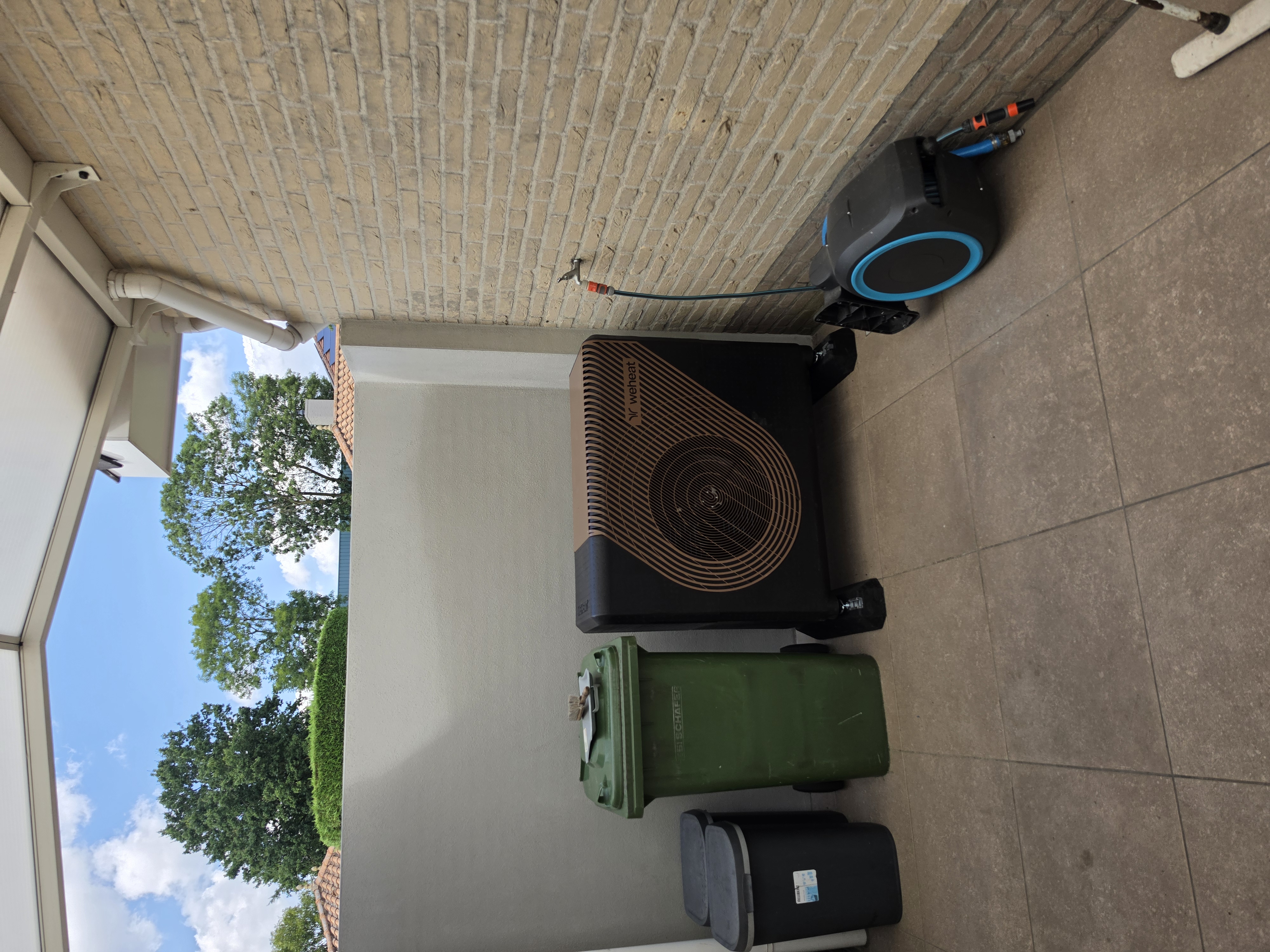 Warmtepomp buitenunit op terras